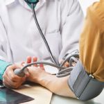 Medico controlla pressione arteriosa